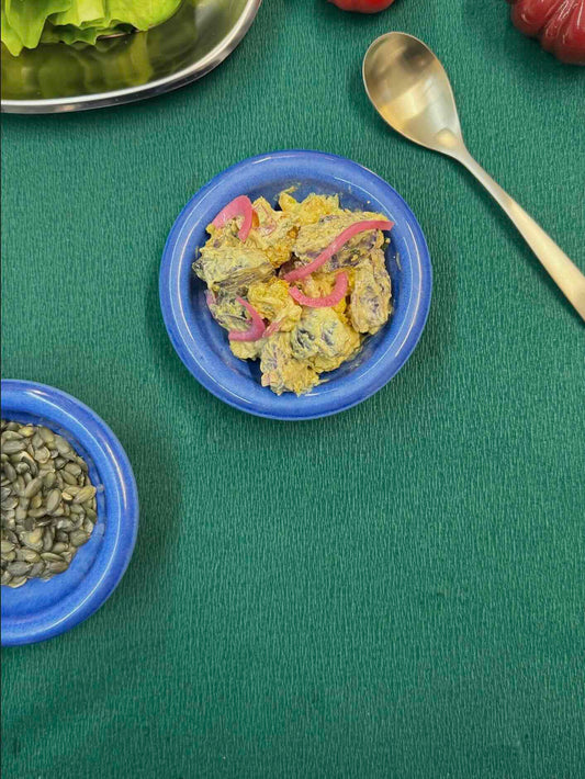 Ensalada de coliflor al curry, patata y hierbas frescas