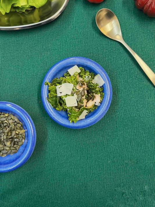 Ensalada de kale, achicoria y alubia blanca con pipas de calabaza y queso curado